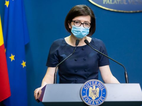 Egészségügyi miniszter: valóban vannak eltérések a koronavírus okozta halálesetek jelentéseiben