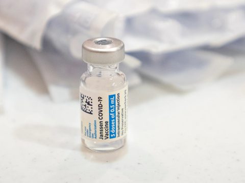 Megérkezett Romániába a Johnson & Johnson vakcinájának első szállítmánya