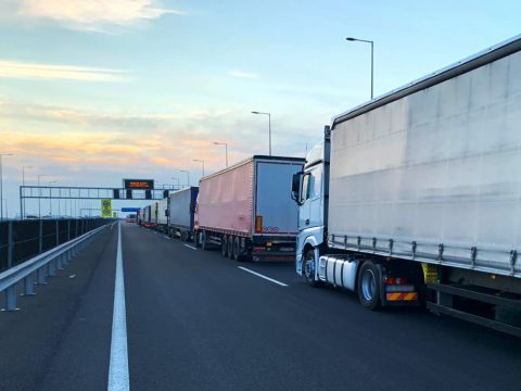 Hosszú kamionsorok alakultak ki Arad megyében a román-magyar határátkelőknél