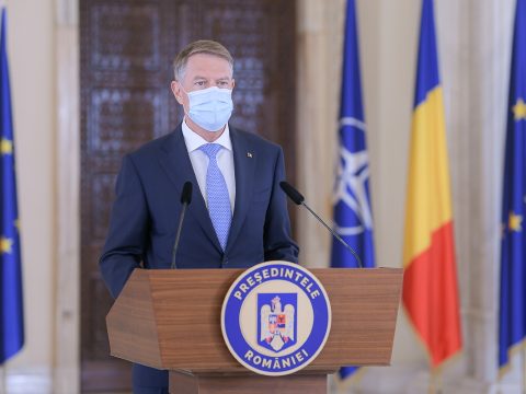 Iohannis: néhány kivételtől eltekintve május 15-étől nem kötelező kültéren maszkot viselni