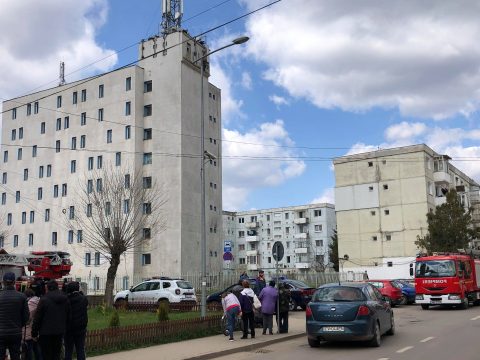 A rendőrök hoztak le egy férfit a Sing Sing tetejéről