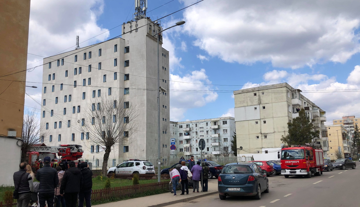 A rendőrök hoztak le egy férfit a Sing Sing tetejéről