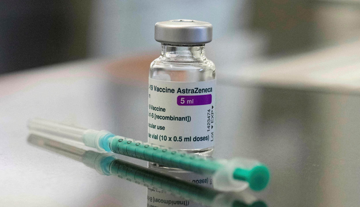 Románia folytatja az oltást az AstraZeneca koronavírus elleni vakcinájával