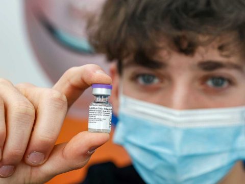 Júniustól elkezdődhet a 12-15 éves korosztály beoltása a Pfizer vakcinával az EU-ban