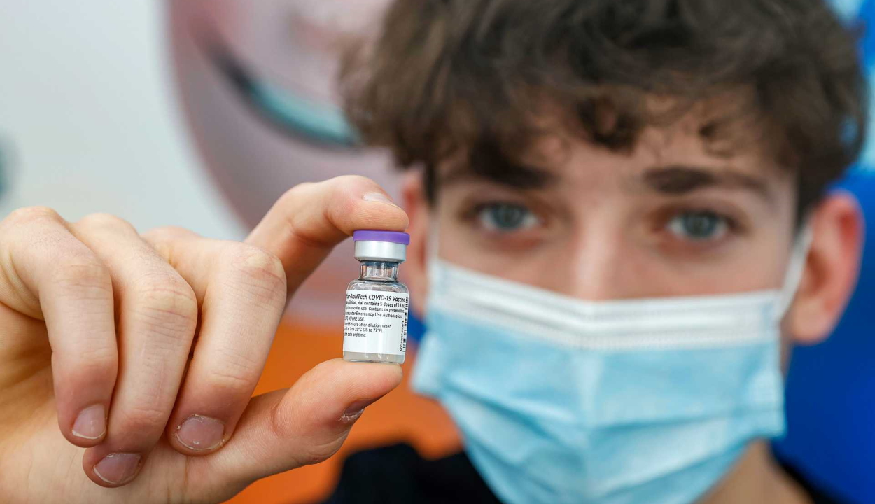 Júniustól elkezdődhet a 12-15 éves korosztály beoltása a Pfizer vakcinával az EU-ban