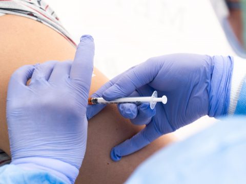 Több mint 5500 személyt immunizáltak az elmúlt hét során az ideiglenes oltóközpontokban