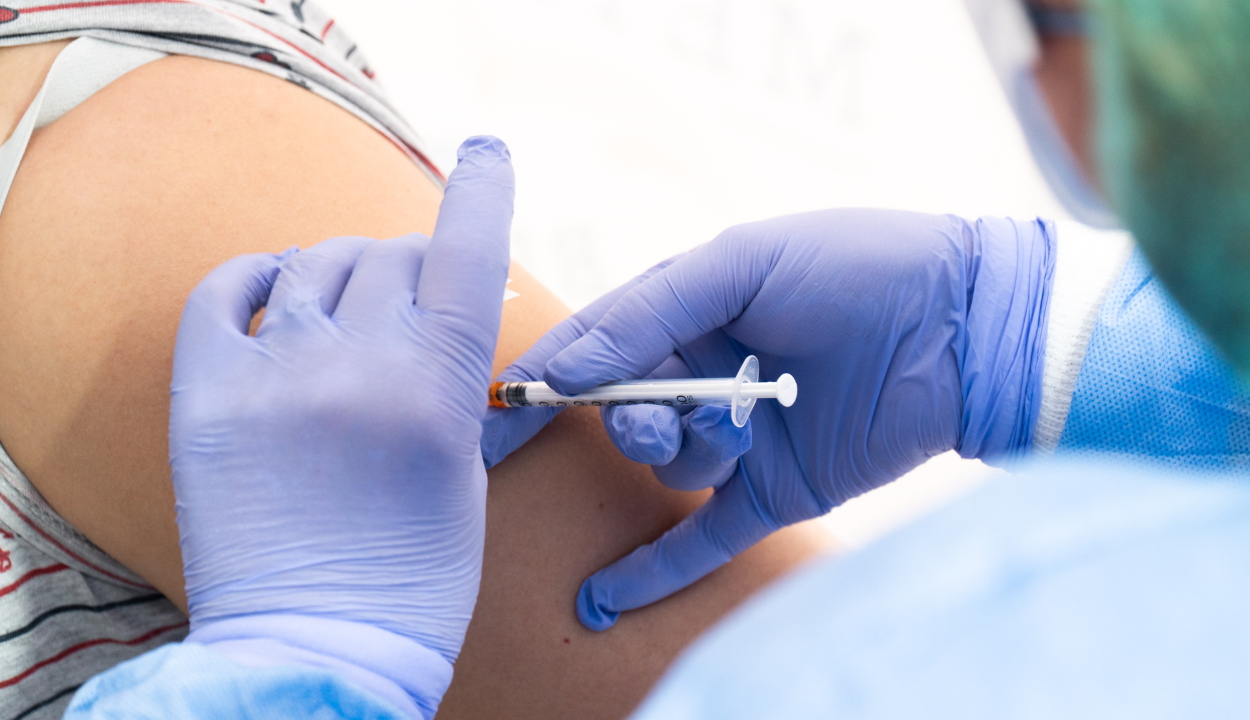 Hat hónap alatt az oltásra jogosult lakosság 25 százaléka kapta meg a vakcinát