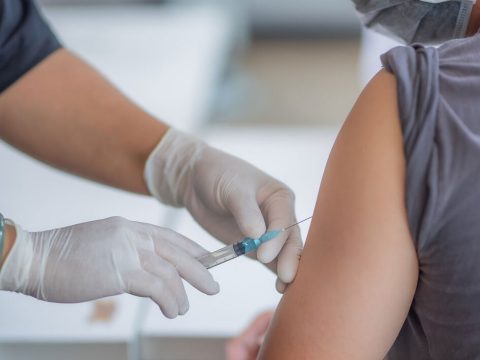 Cîţu: az immunizálási kapacitás elérte a napi 115 ezer személyt
