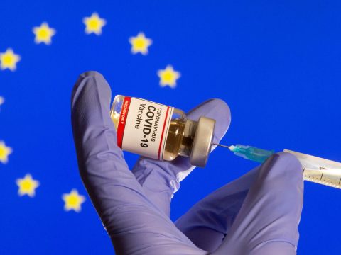 Az EP az oltóanyagok szabadalmi védettségének feloldását sürgeti