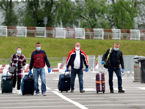 Felmérés: a lakosság húsz százaléka tervezi, hogy külföldön vállaljon munkát