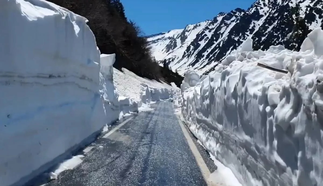 Elkezdődött a Transzfogarasi út tisztítása, helyenként hatméteres hó van