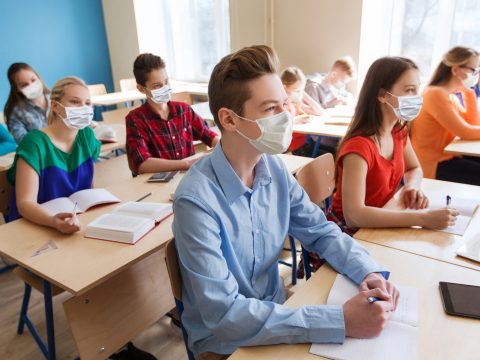 Az új tanévtől csak az egészségügyi maszkok viselete engedélyezett az iskolákban