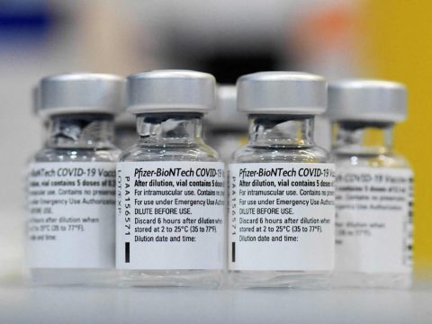A Pfizer idén 36 milliárd dollár bevételre tesz szert a koronavírus elleni vakcina forgalmazásából