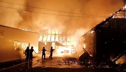 Hatalmas tűz pusztított egy szászrégeni bútorgyárban