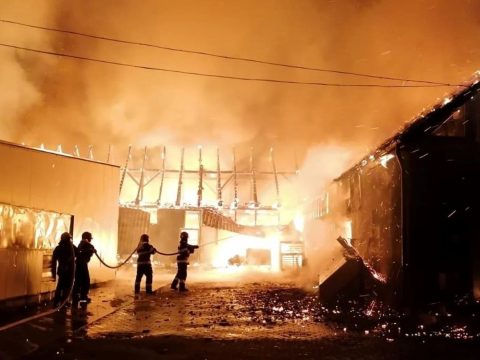 Hatalmas tűz pusztított egy szászrégeni bútorgyárban