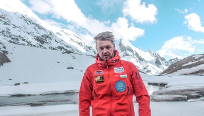Serpák és oxigénpalack nélkül indult el a Mount Everest meghódítására Varga Csaba