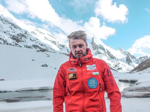 Serpák és oxigénpalack nélkül indult el a Mount Everest meghódítására Varga Csaba