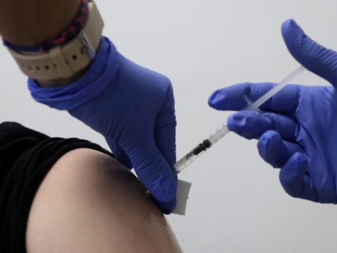 A megye 25 családorvosi rendelőjében kezdődött meg a koronavírus elleni oltás