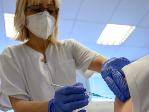 Rekordszámú, közel 120 ezer személyt immunizáltak az elmúlt 24 órában