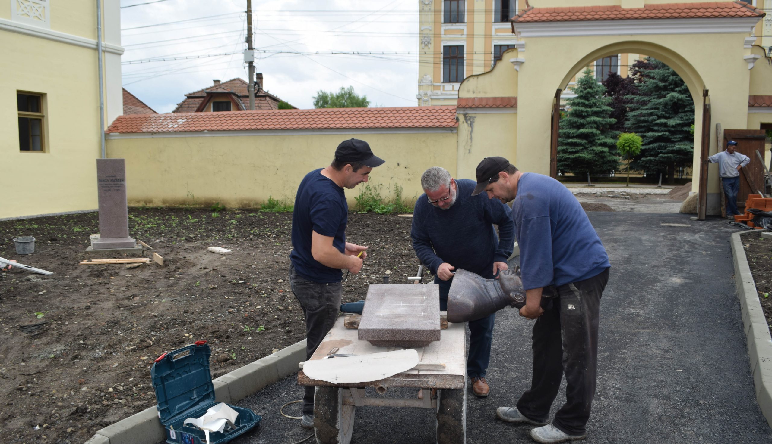 Új szobor a céhes városban