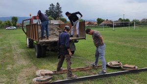 Közmunkából végzik a modernizálást, hétvégenként dolgoznak azok, akiknek fontos a község és a foci