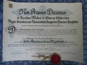 A sok tanulással megszerzett gyógyszerészi diploma