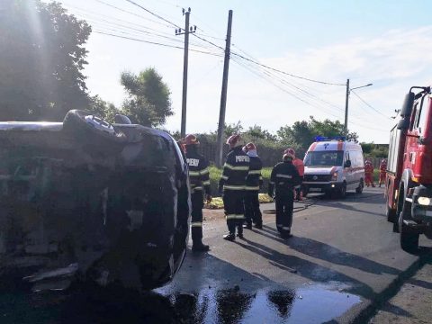 Iskolabusz balesetezett: két felnőtt meghalt, kilenc gyermek kórházba került