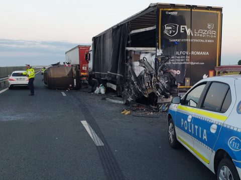 Kisbusz ütközött tehergépkocsival Nagylaknál, tizenhatan megsérültek, egy személy meghalt