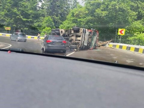 Kamion és személyautó ütközött az Ojtozi-szorosban