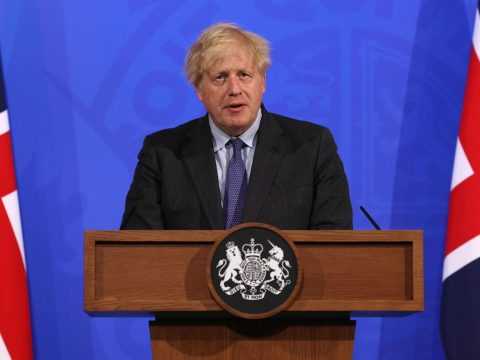 A brit kormány négy héttel elhalasztotta a korlátozások teljes feloldását