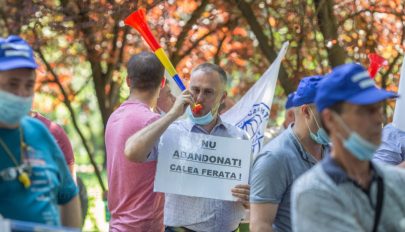 A CFR többtucatnyi alkalmazottja tüntetett kedden a szállítási minisztérium előtt