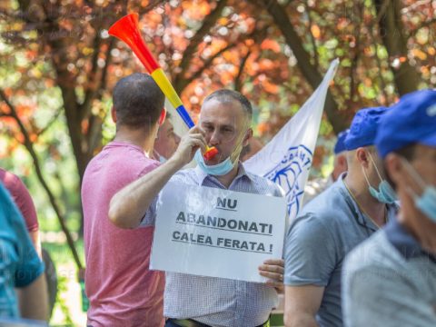 A CFR többtucatnyi alkalmazottja tüntetett kedden a szállítási minisztérium előtt