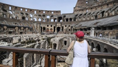 Beszöktek egy sörre éjszaka a római Colosseumba amerikai turisták