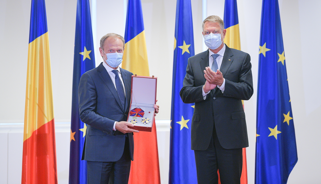 Iohannis a Románia Csillaga érdemrend Nagykeresztjét adományozta Donald Tusknak
