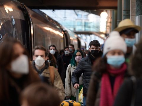 Felmérés: a romániaiak kétharmada úgy gondolja, hogy a járványt a globális elit robbantotta ki