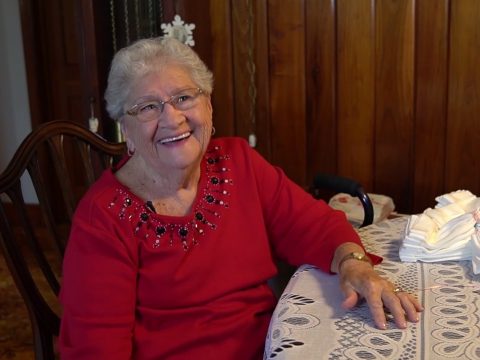 Több mint tízezer sapkát kötött már újszülötteknek a 90 éves hölgy