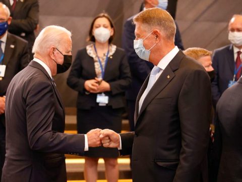 Klaus Iohannis meghívta Romániába Joe Bident