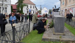 Az emlékezés mécseseit helyezik el a kézdivásárhelyi világháborús emlékműnél