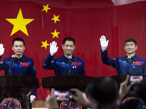 Történelmi küldetésre indult három kínai űrhajós