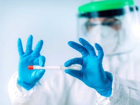 946 új koronavírusos megbetegedést jelentettek 40.000 teszt elvégzése nyomán
