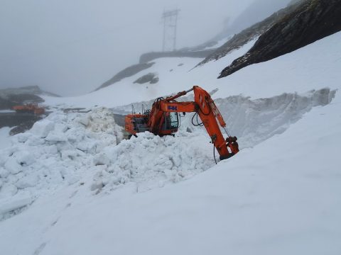 Több méteres hóréteg borítja a Transzfogarasi út egyes részeit