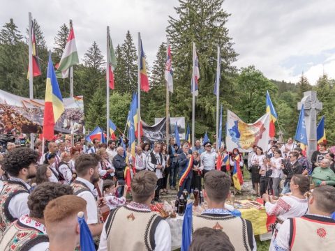 Úzvölgye: több százan emlékeztek meg a sírkertben a román hősökről