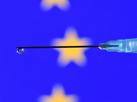 EU: a teljes beoltottság kulcsfontosságú a koronavírus elleni védelemhez