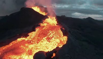 Videóra vette egy drón, ahogy belerepül egy fortyogó vulkánba