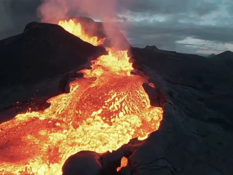 Videóra vette egy drón, ahogy belerepül egy fortyogó vulkánba