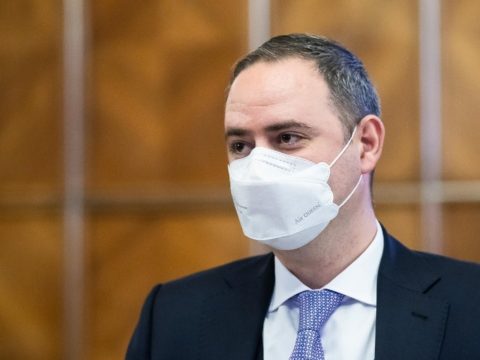 Meneszti a kormányfő Alexandru Nazare pénzügyminisztert