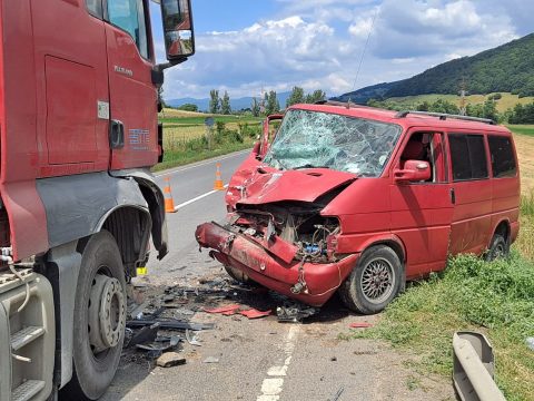 Teherautó és furgon ütközött Oltszem és Málnás között