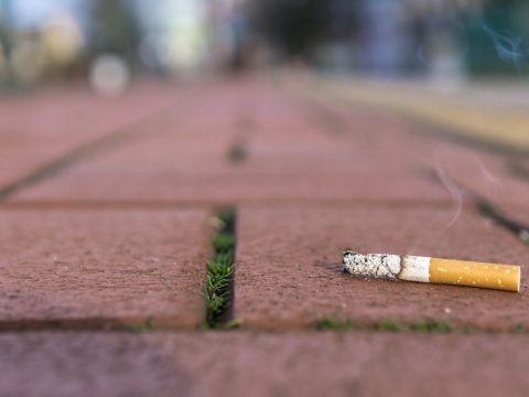 Évi 4,5 billió cigarettacsikket dobnak el