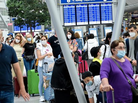 Februártól szabadon utazhatnak az uniós védettségi igazolvánnyal rendelkezők