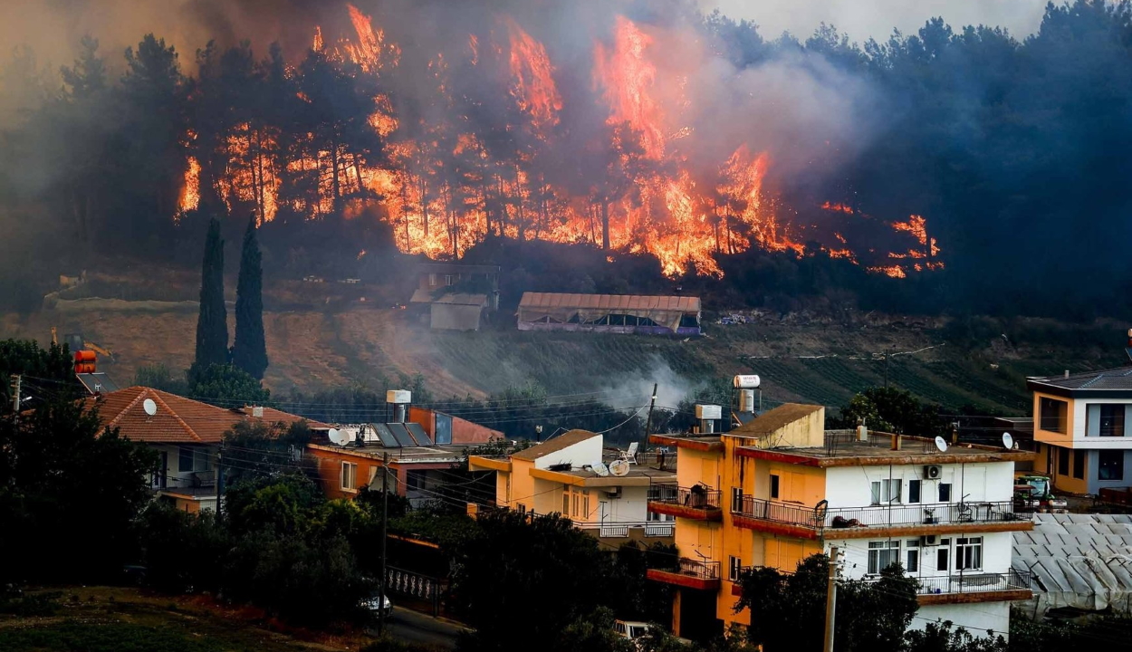 Heves erdőtüzek pusztítanak a Földközi-tenger keleti medencéje mentén